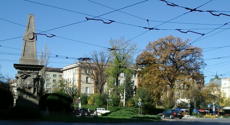 Сградата на Фармацевтичен факултет и паметникът на Апостолът на свободата Васил Левски